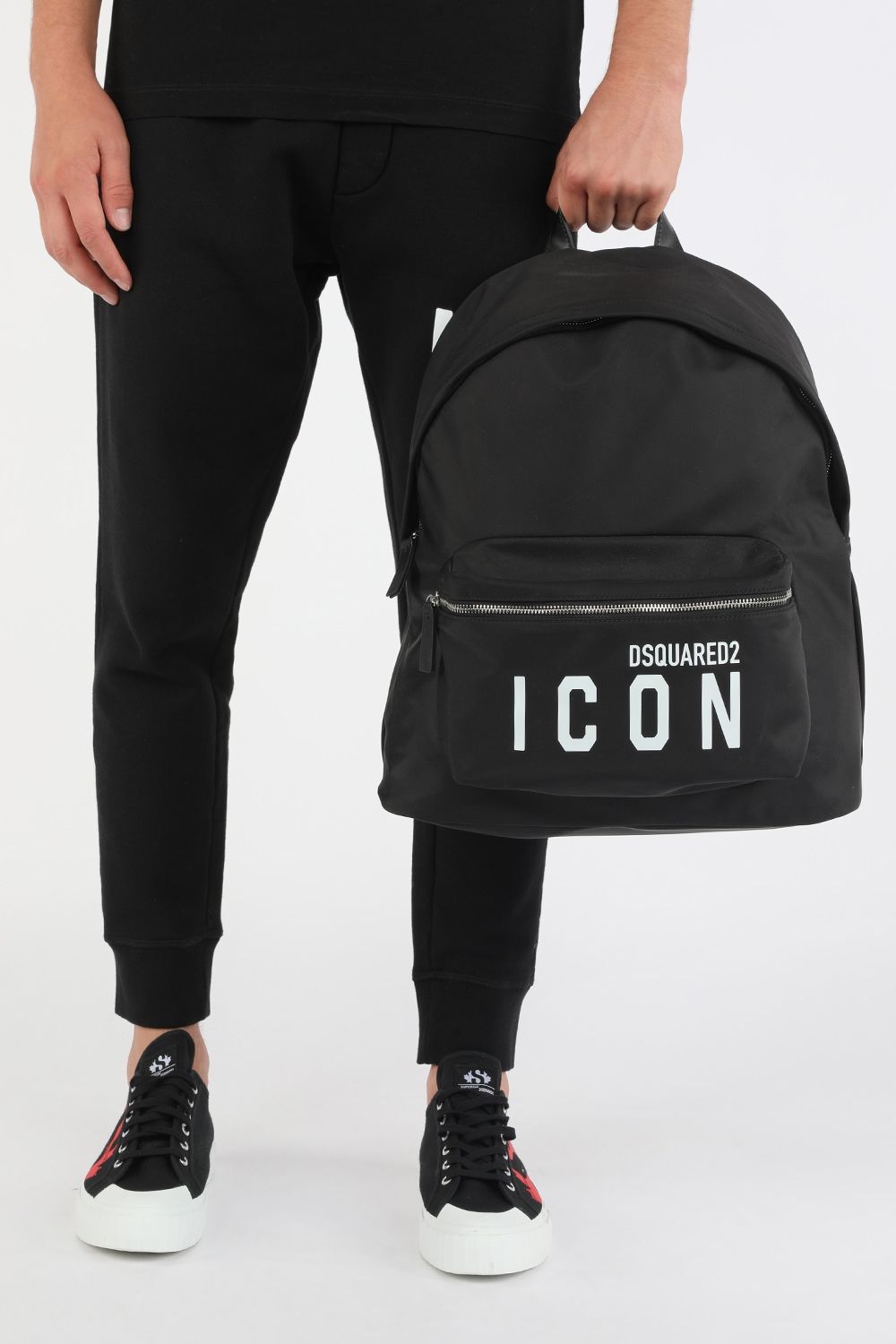 תמונת כל הלוק של תיק גב עם לוגו